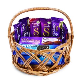 Cadbury Special Treats Basket Chocolates and Biscuits Gift Pack, 660 g